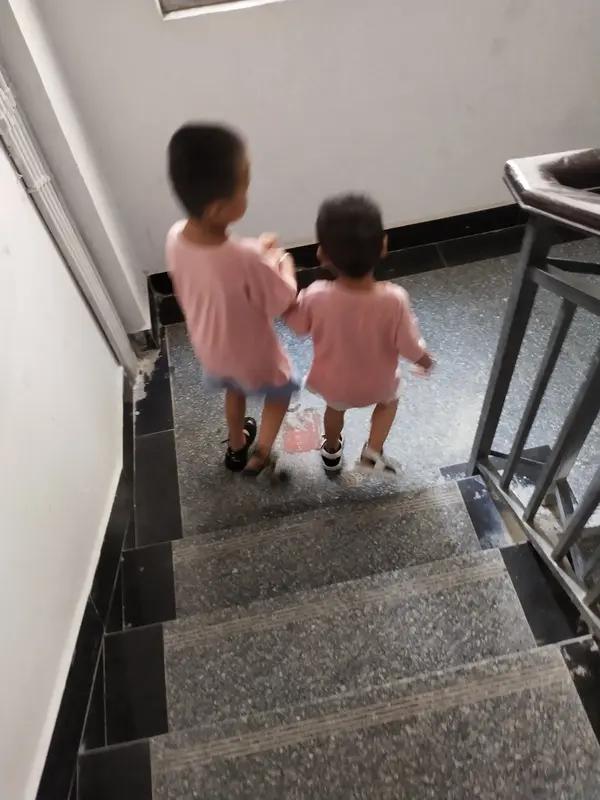 我40岁生了二胎，两个儿子相差16岁。起初，考虑到经济压力，我并不想生。但家里变