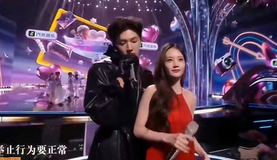 李一桐假唱我一直想不明白为什么总找些不会唱歌的人来唱歌，以湖南台的能力找些专业