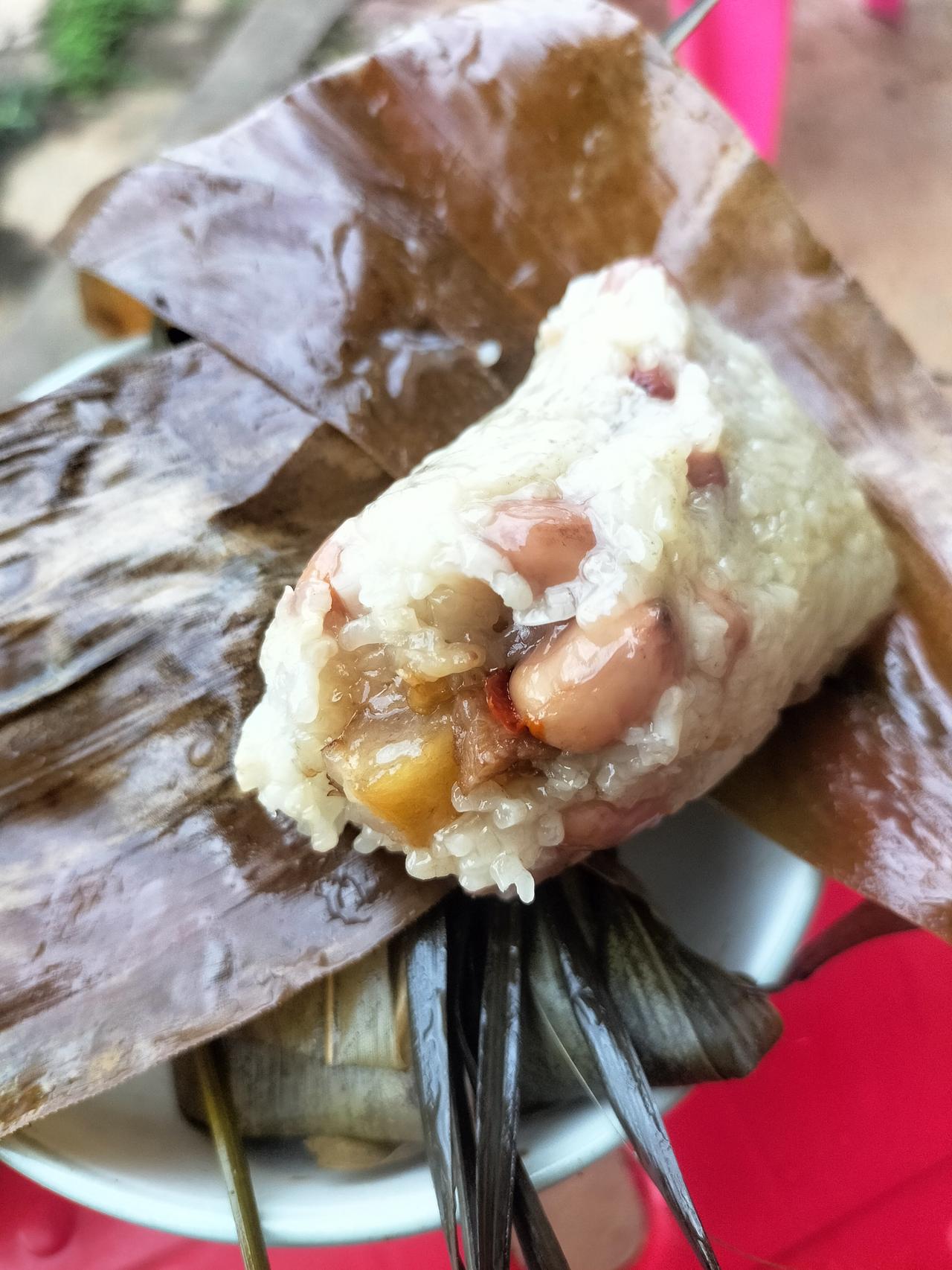 今天是端午节，我的房东拿了两个粽子给我吃，不过是去年春节包的，一直放在冰箱冷藏，