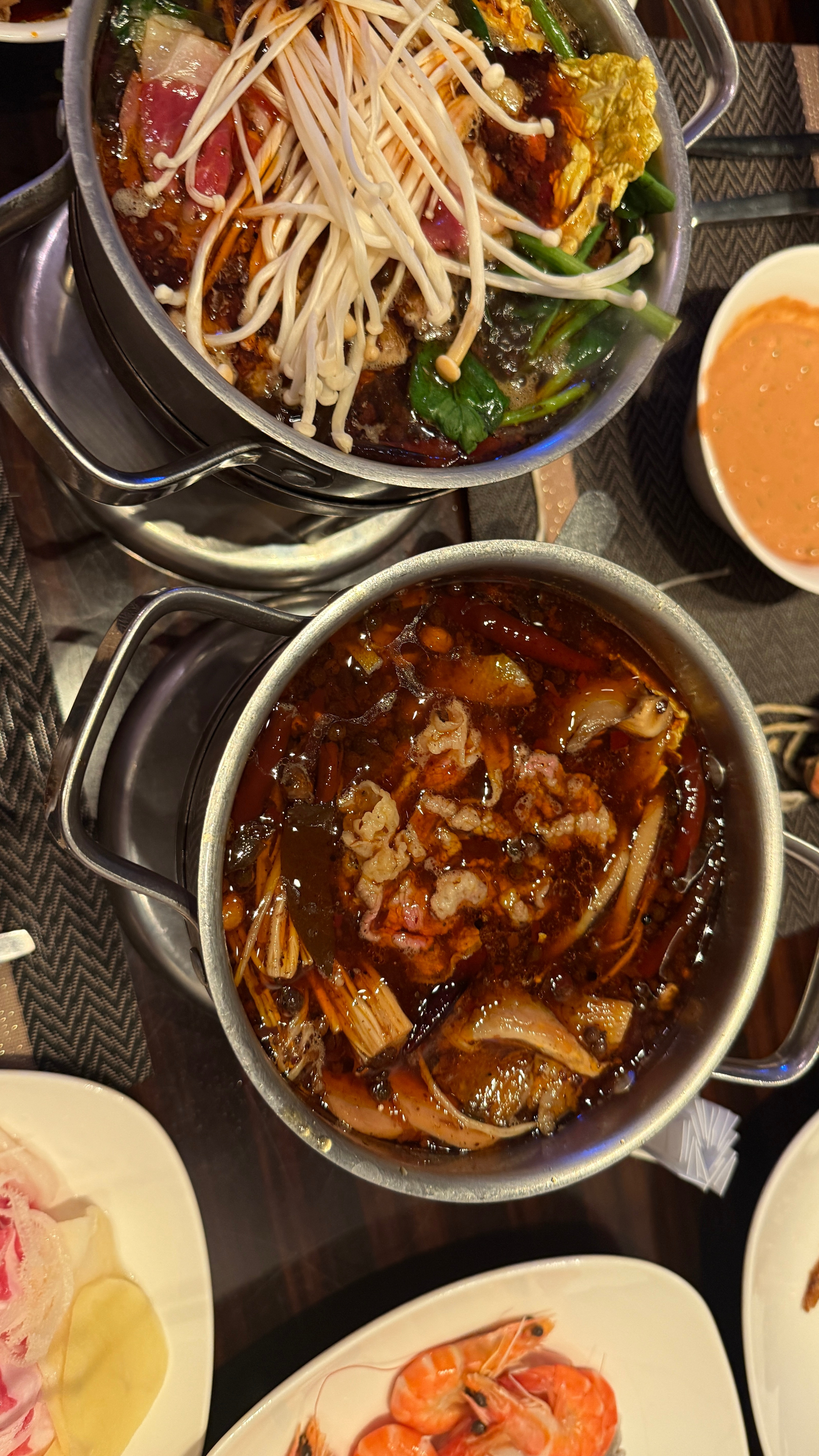 晚上收工蹭了顿酒店的自助小火锅🍲大家晚上都吃啥好吃的了？卷妹的唠嗑今天小卷长胖