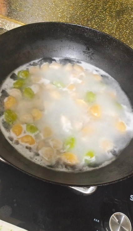 我同学的妹妹，今年31岁，未婚，但是前段时间却扛着大肚子回来了。我同学本以为爸妈