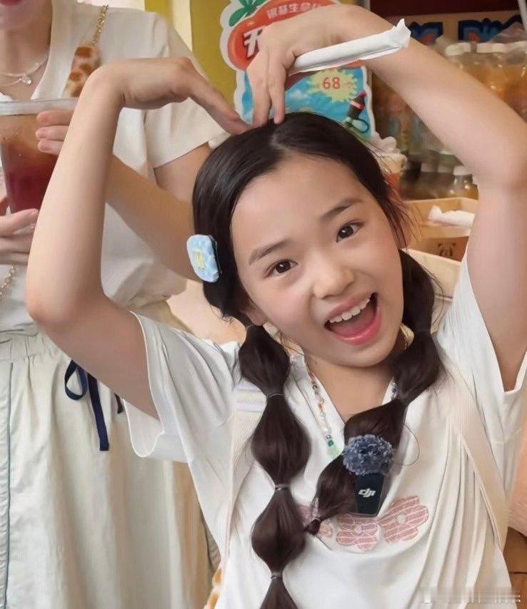 小酒窝给粉丝送咖啡小酒窝送咖啡也太萌了吧！亲手端给粉丝姐姐们，大大方方的一点不怯