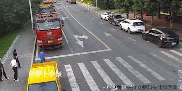 斑马线礼让行人，害了不少司机。10月2日18时22分左右，四川成都一处人行道，