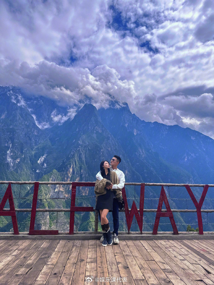 张馨予晒与何捷合影庆结婚七周年：哈哈，你们总说我不发合影藏着，今天是纪念日，大方