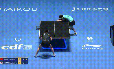 休息好的运动员状态还是不一样，金娜英给莎莎这个超宽大角度，几乎横跨了整个球台。