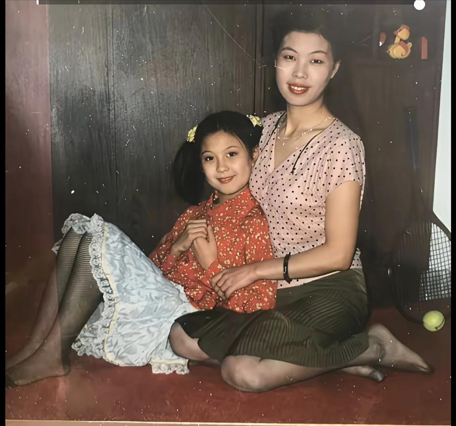姑妈和她的女儿以前的照片，现在女儿也长大了。你猜一下。母女两人，谁更漂亮？