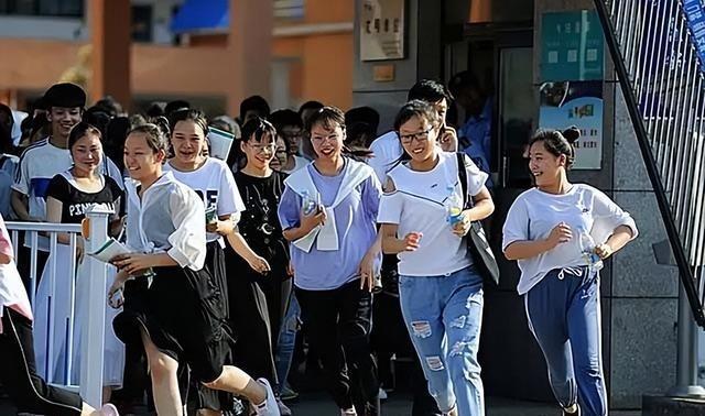 2020年高考，湖南考生兴奋冲出考场跳“一字马”，后来考了多少分罗子欣出生在长