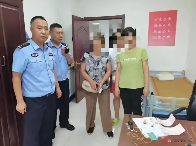 沈阳七旬张老太散步时，在小区垃圾桶旁捡到半袋发霉大米，本想带回家喂鸟，谁知拆开瞬