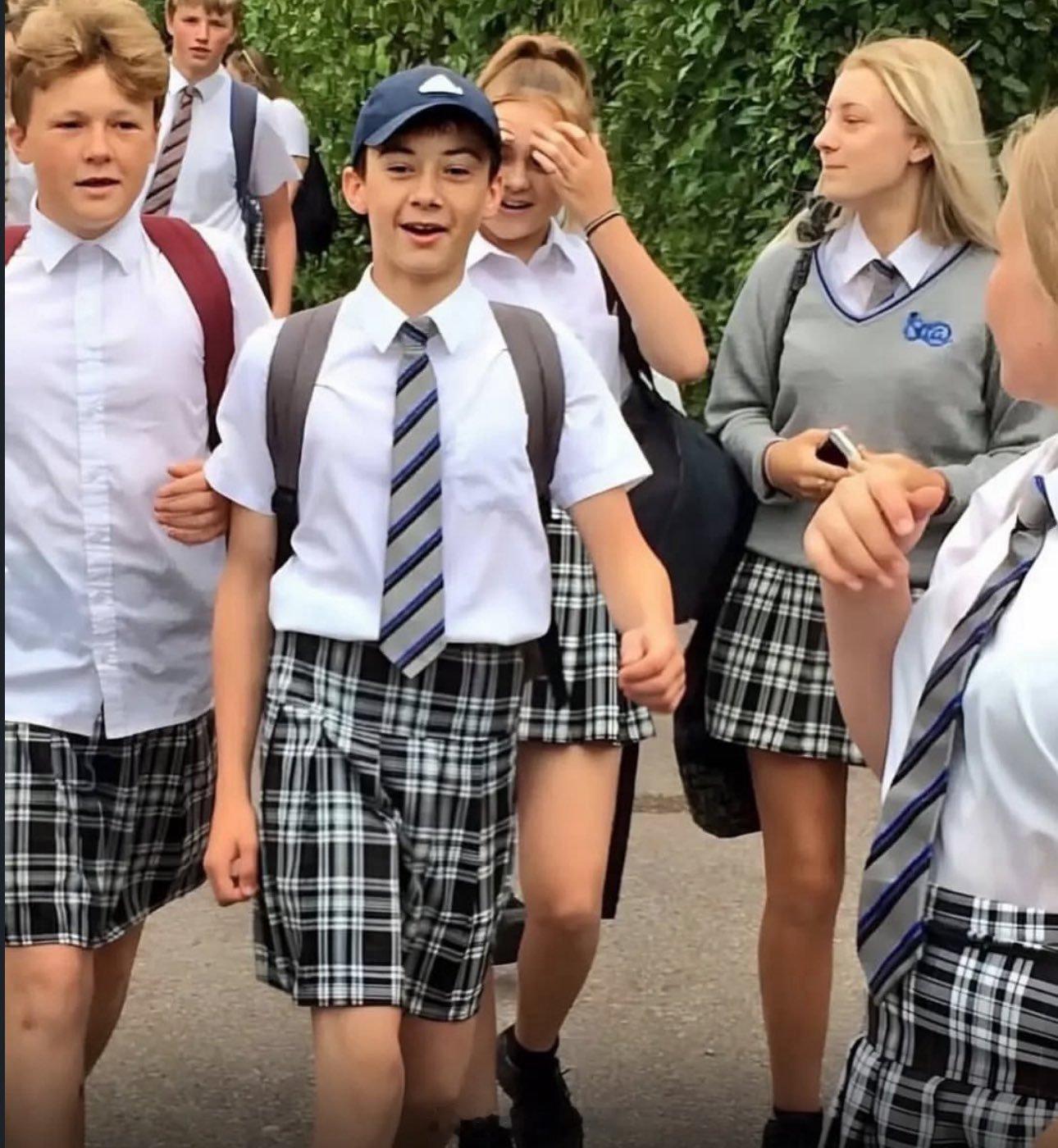 学校在热浪期间禁止男生穿短裤，于是他们反骨改穿裙子到校。反正裙子比短裤穿起来凉快
