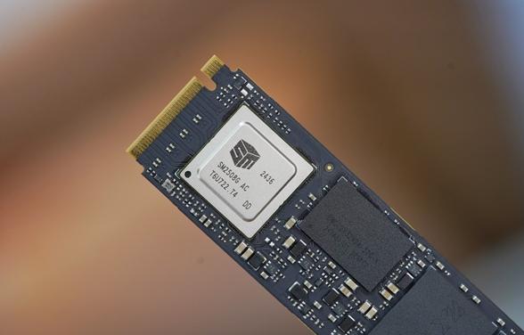 【SK海力士推迟HBM4设备下单】据媒体报道，SK海力士已将其下一代12层堆叠H