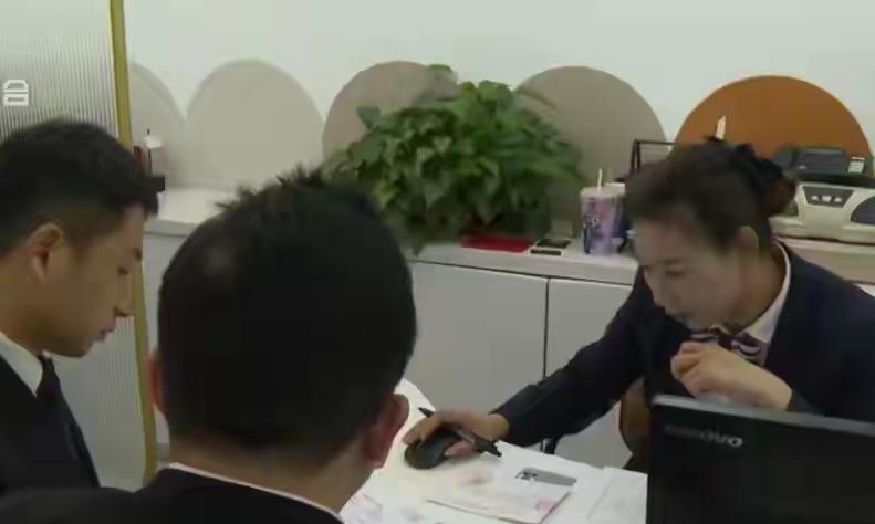 上海，一男人为了躲避债务，选择净身出户离婚，把700万房产过户给了老婆，法院判他