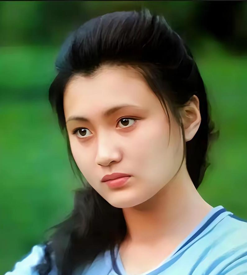 谁被林芳兵的发量惊到了！很多人疑惑她演杨贵妃是不是没垫发包，原生发量浓密炸裂，精