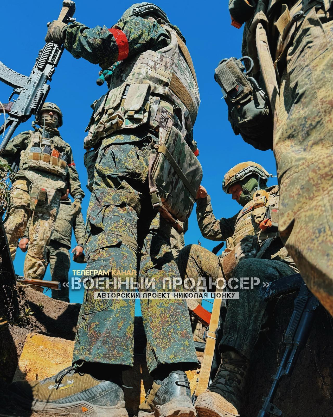 俄罗斯军事摄影师尼古拉·聪库分享了四张士兵身着迷彩装备休憩时的真实肖像；画面中，