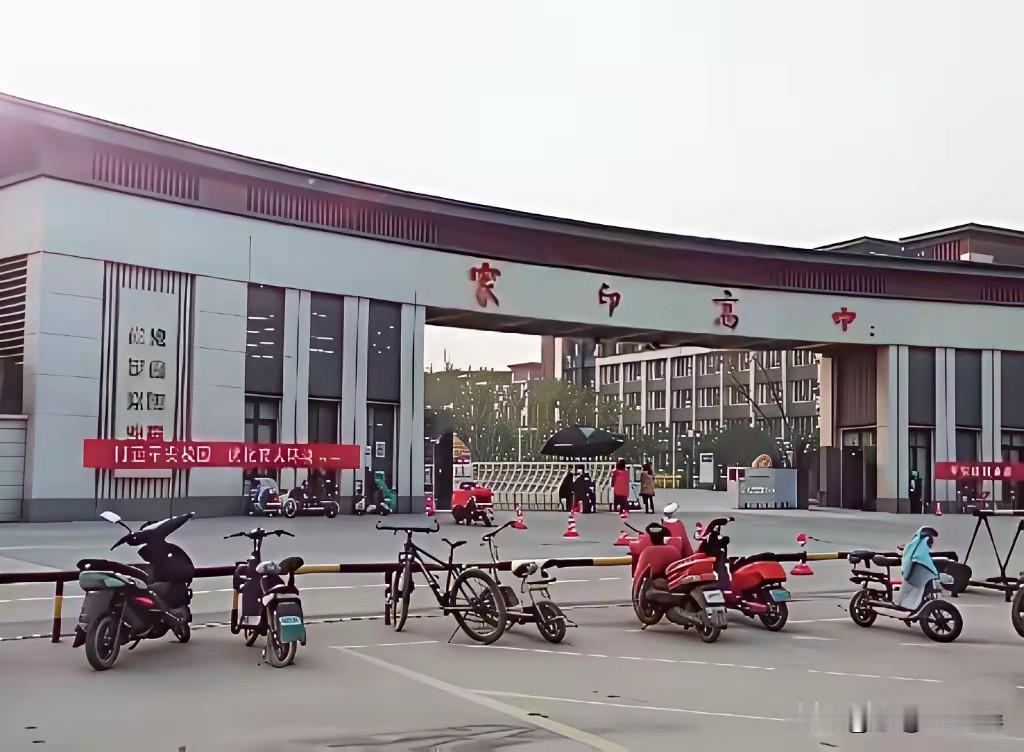 这个学校的名字本来没有错，可是搁现在来说小学生长期在这个名字的学校里学习，每天都
