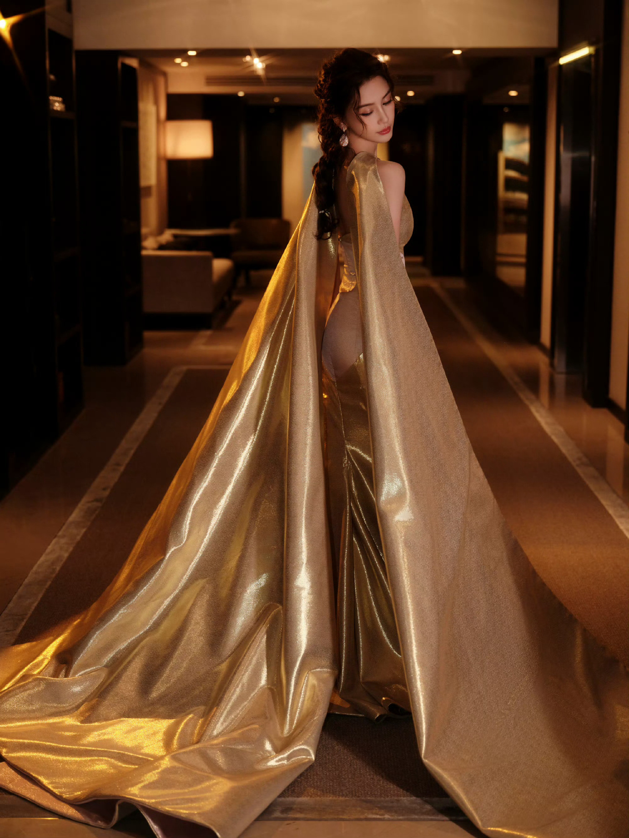 Angelababy杨颖身着AlexisMabille2024秋冬高定金色礼