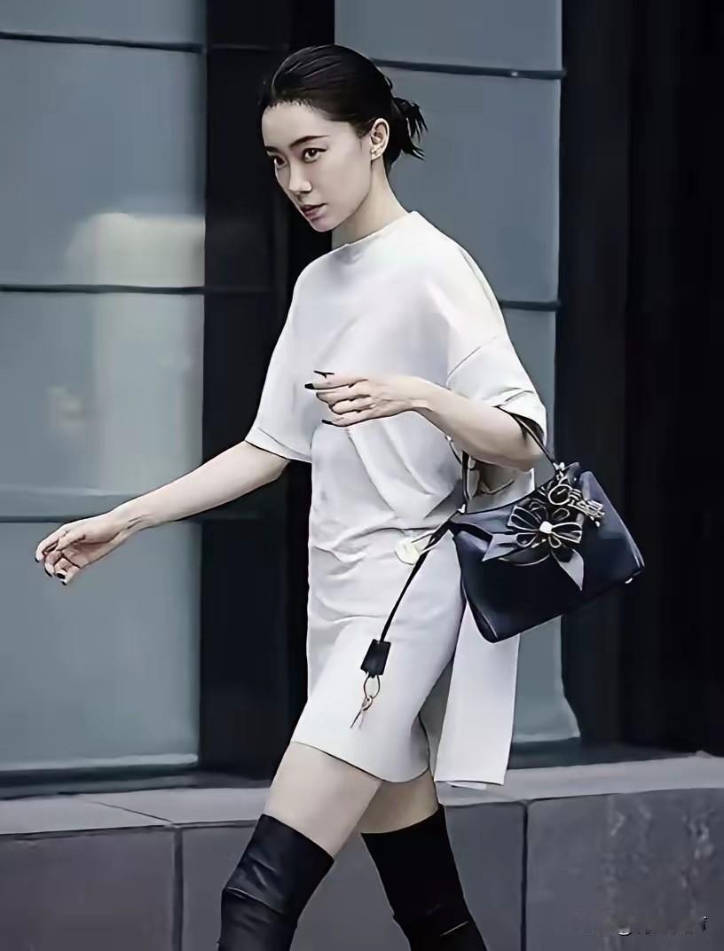 张小斐真是个狠人！本以为她作为《功夫女足》的女主角，片酬怎么也比迪丽热巴要高，