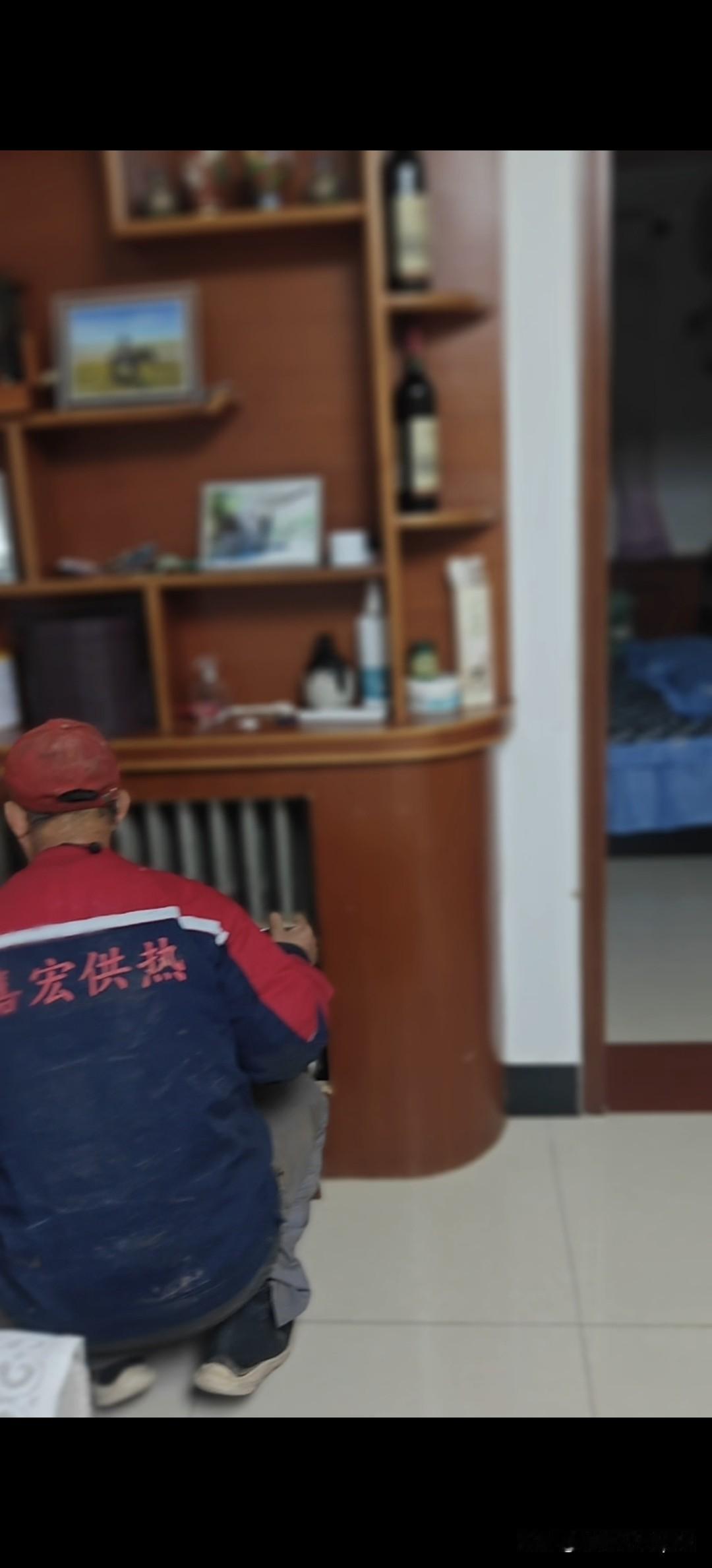 今天下午5点半，家里来了热力公司的师付和负责人，给我家修暖器了，供暖后家里暖气一