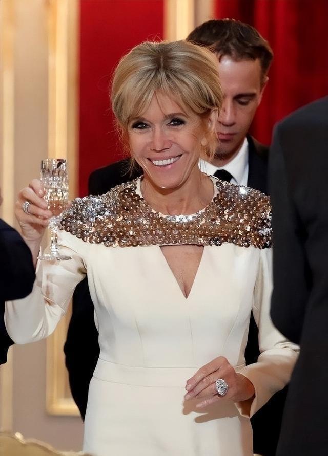 马克龙估计都气笑了。老子辛辛苦苦跑来中国谈几百亿的大生意，结果全世界的镜头，都