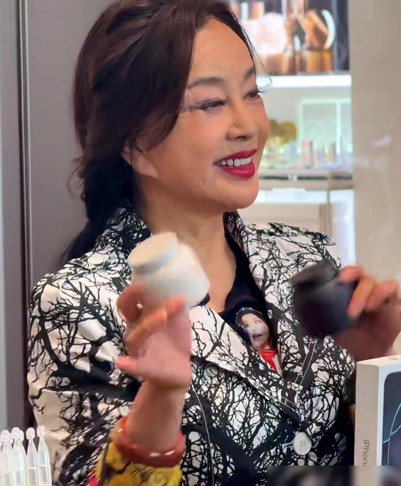 75岁的刘晓庆在三亚免税店被偶遇了，状态简直让人头皮发麻！当同辈的潘虹已经