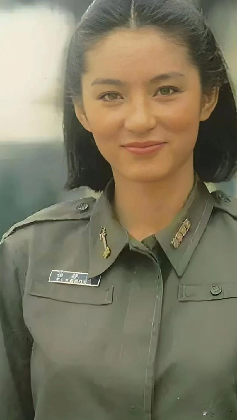 爱了爱了，军装造型的林青霞简直是神颜！她穿上军装英气十足，气质迷人到不行，那种又