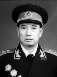 1980年，广州军区司令员吴克华给詹才芳打去电话，工作人员顺口答了一句“詹司令在