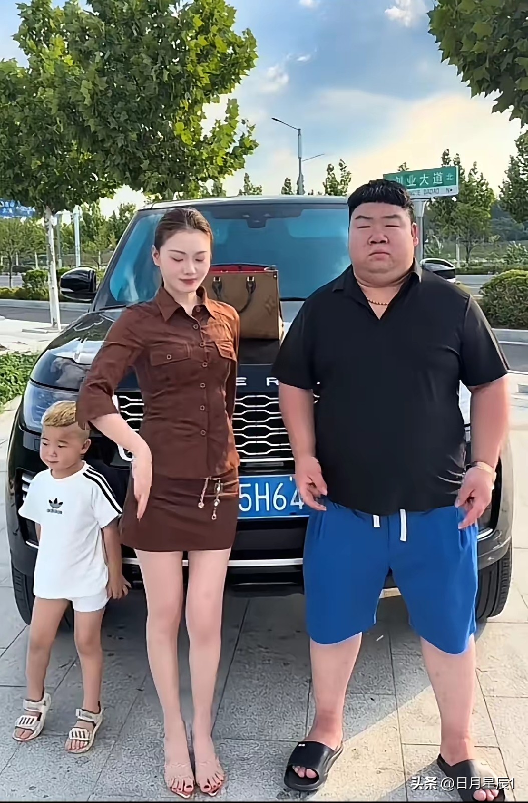 河南沁阳李公子，让老婆穿着超短裙，露着大长腿，拎着价值两万多的LV包包，和自己站在价值200多万的路