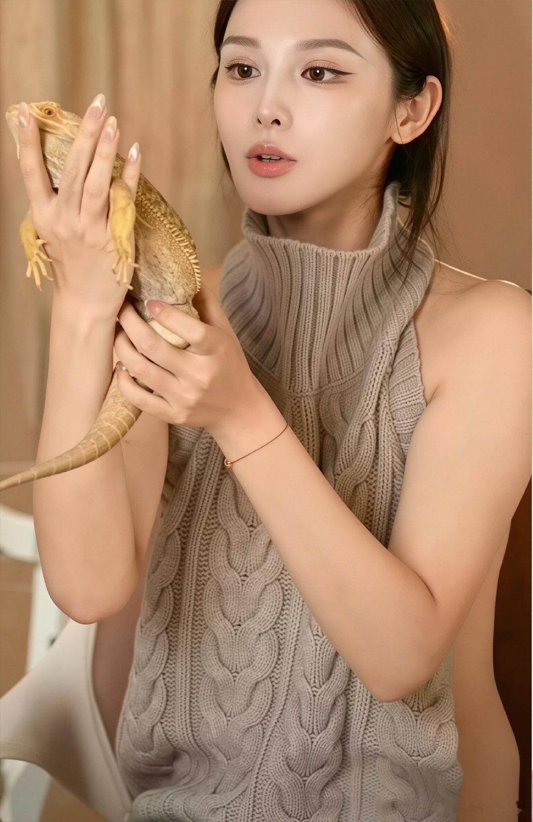 彭小苒通过衣服侧漏回到大众视线。​