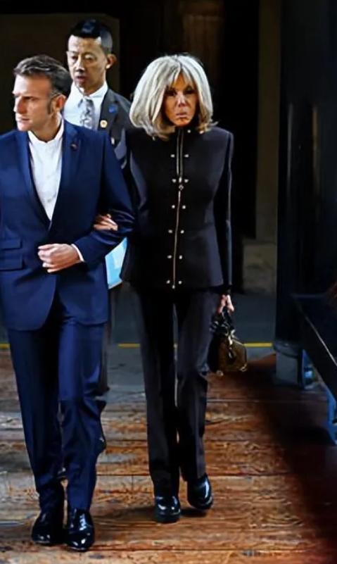 马克龙这个人，我最佩服的就是他对爱情的坚和执着。他的妻子，比他大了几十岁，估计可