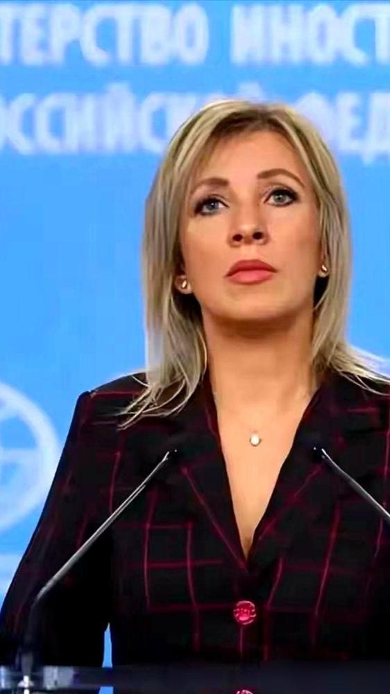 俄罗斯那个女发言人扎哈罗娃，算是彻底把桌子掀了。她对着全世界的镜头，一字一句