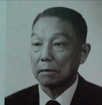 1977年4月，四川军阀杨森晚年因病住院，蒋经国前去探望时，忍不住好奇地问：