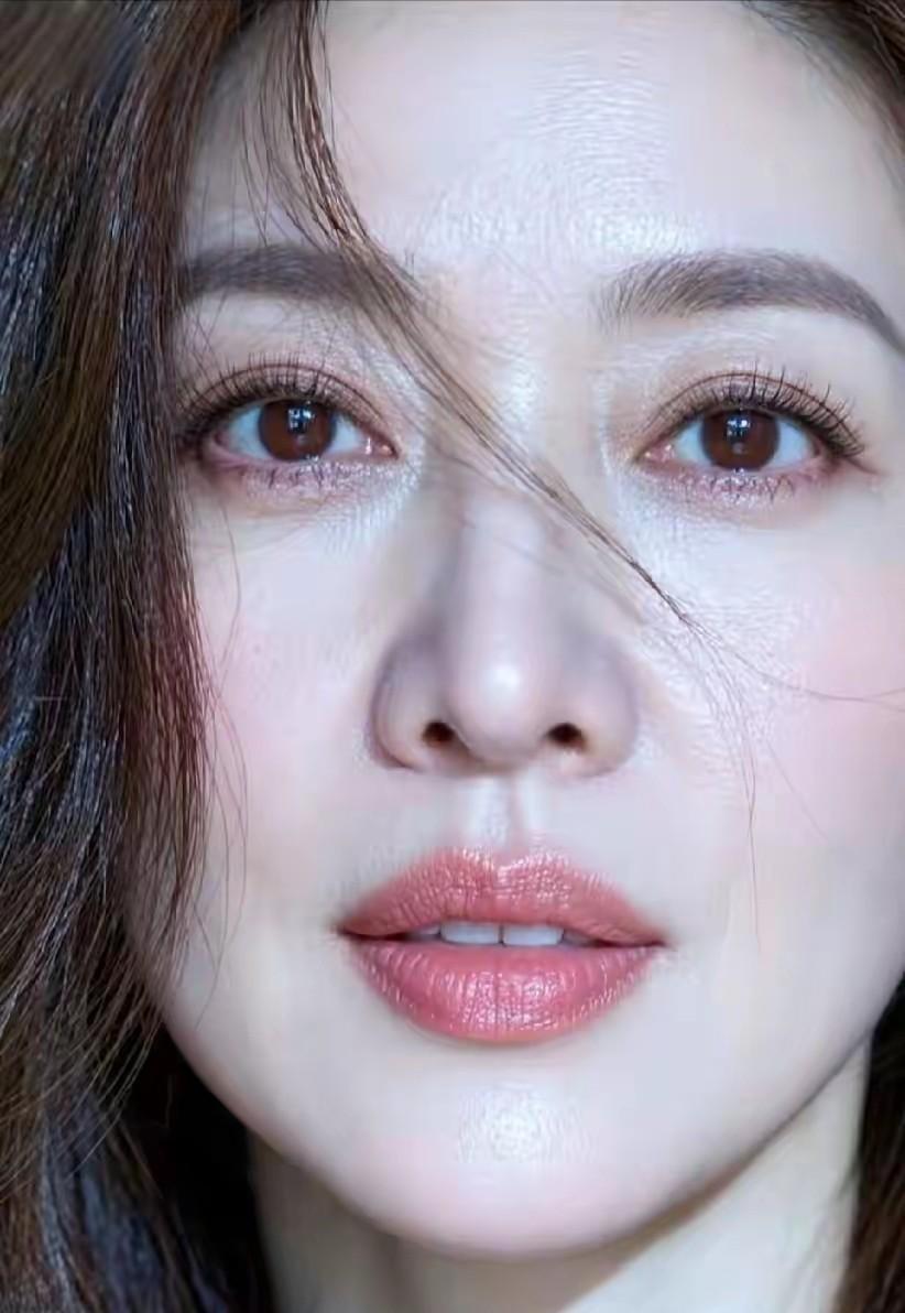 别画妆,画状态。眼线别勾勒,像刚睡醒时睫毛蹭了点灰。腮红不是色块,是风从脸颊