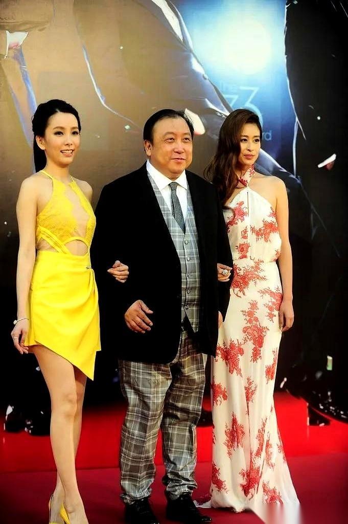 都说这导演长得其貌不扬，甚至有点“油腻”。但他镜头下捧出来的美女，一个比一个绝