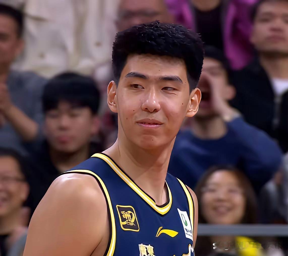 广州龙狮四连败，排名掉到第13了。转会窗一开，徐昕的名字刷了屏。媒体说这是主力