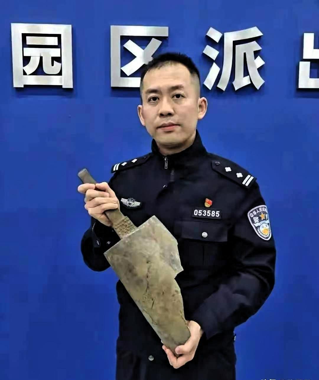 重大发现！湖州一对收废品的老夫妻，在河边捡拾废品时发现一件带绿锈、刻有花纹的金属