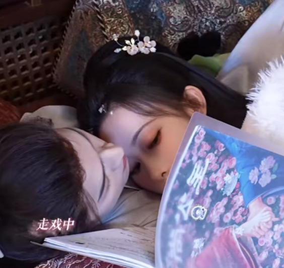 孟子义趴在李昀锐胸口看剧本，还在李昀锐胸口翻滚孟子义趴在李昀锐胸口跟李昀锐说话