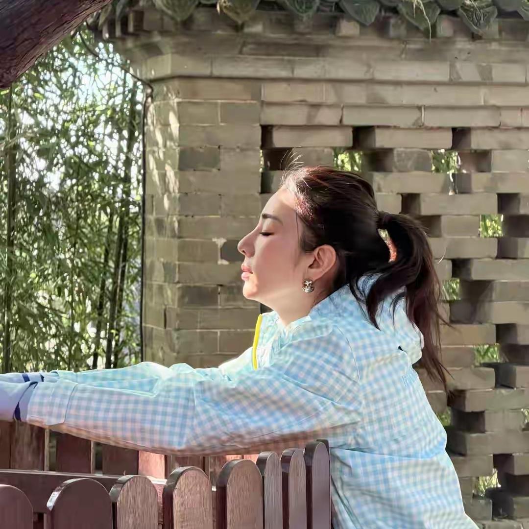 这就是医美后遗症吧，黄奕的侧脸山根和额头衔接处很好，显得额头很低，一看就是医