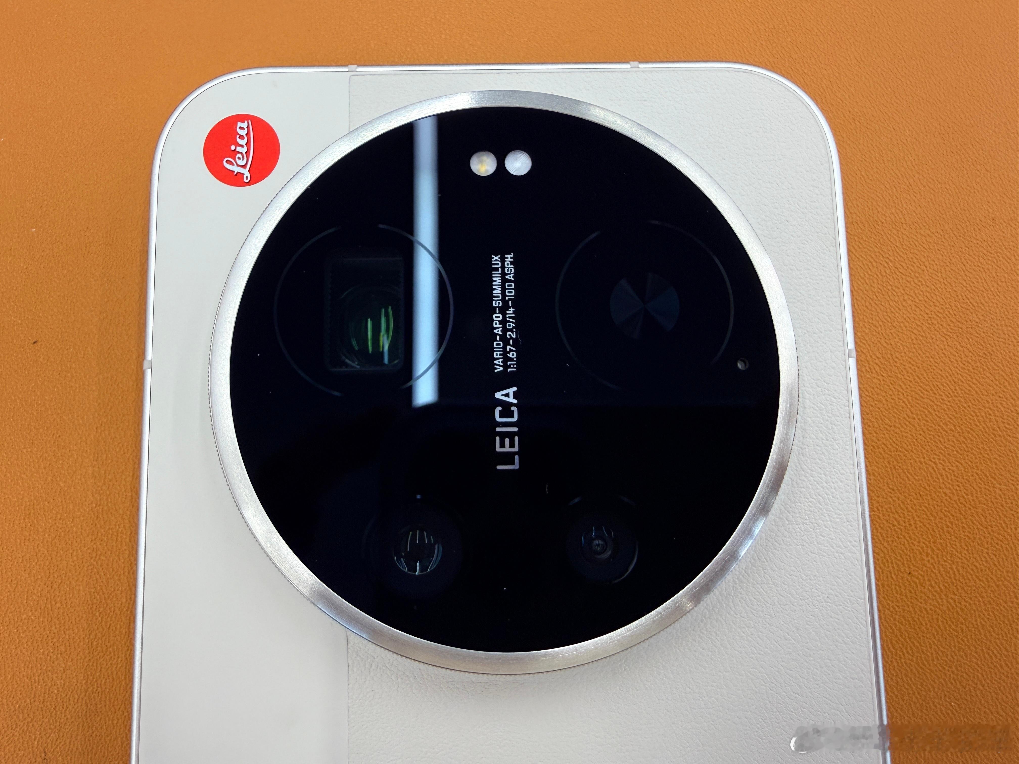 小米变焦环多么精致，怎么会有人想着黑它呢，难不成以为它是苹果iPhone？！