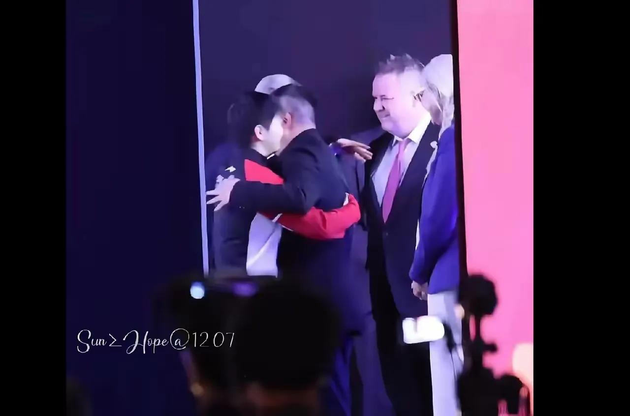 巴赫带一众大佬来祝贺莎头，又是拥抱，又是热聊，爱极了莎头。刘国梁陪伴在侧，高兴得