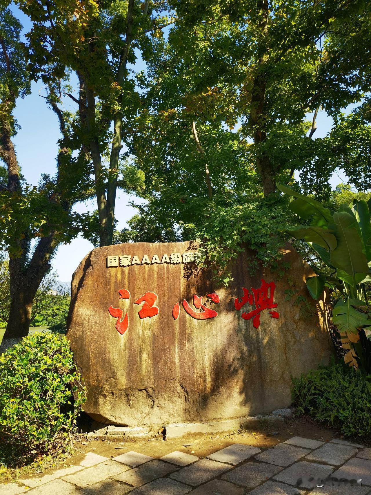 别再显摆自由行，老人跟团更轻松！年轻说走就走，人老可别冲动，跟团游省事省力，这是