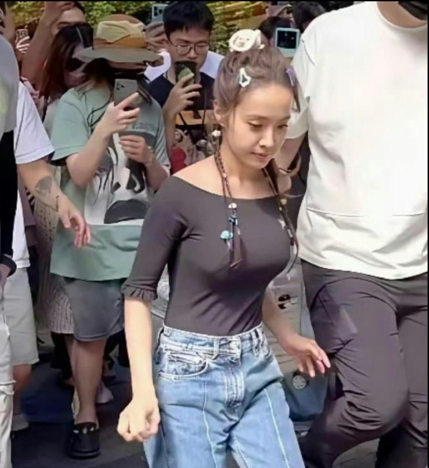 你敢相信？这居然是46岁的蔡依林！看着也就26岁的模样。刘诗诗去看了蔡依林
