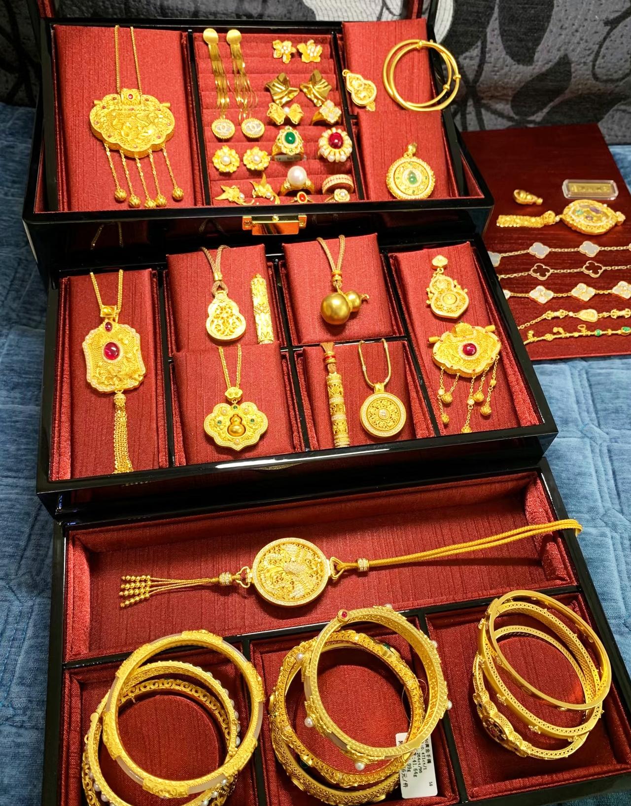 奉劝大家一句，不要被现在的金价骗了！手里有300克以上黄金的，千万别被现在