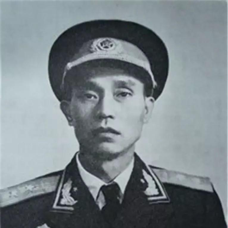 周志坚不幸中弹住院。19岁的女护士说：周师长，该换药了。周志坚急忙捂住被子喊到：