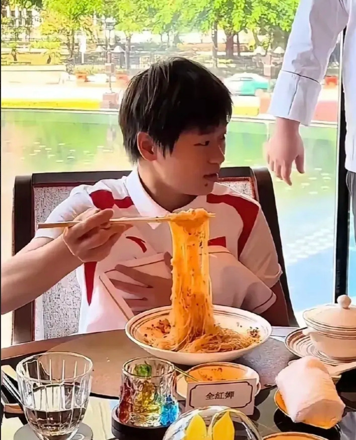 之所以会有人觉得全红婵以后还是从哪里来回哪里去，是因为她如今好像没啥人生规划。很