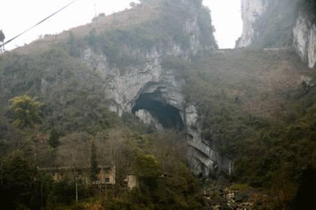 2006年，贵州桐梓县一个山洞里，地质学家在勘测地形时发现两台还在运转的发电机，