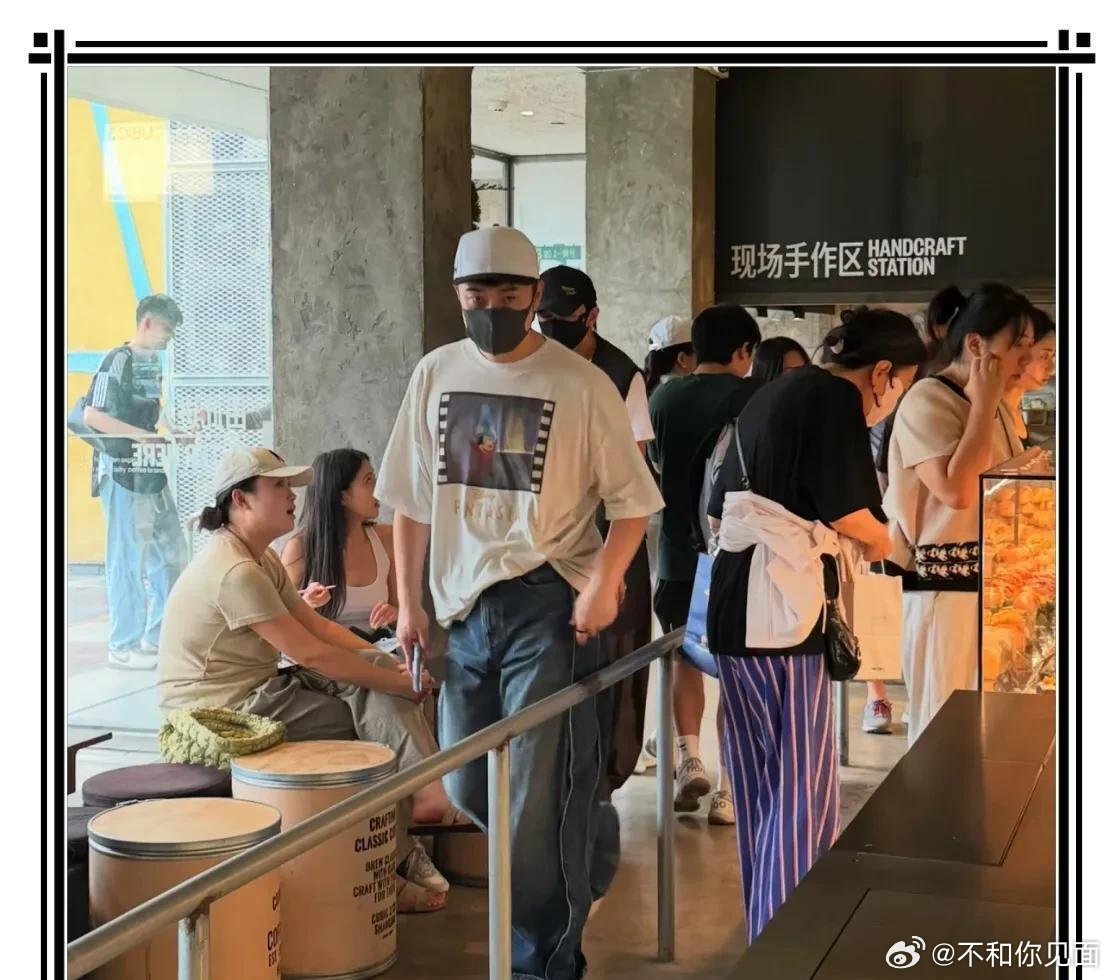 邓超陈赫现身上海咖啡店被拍到，二人穿搭简约大方，松弛感十足​