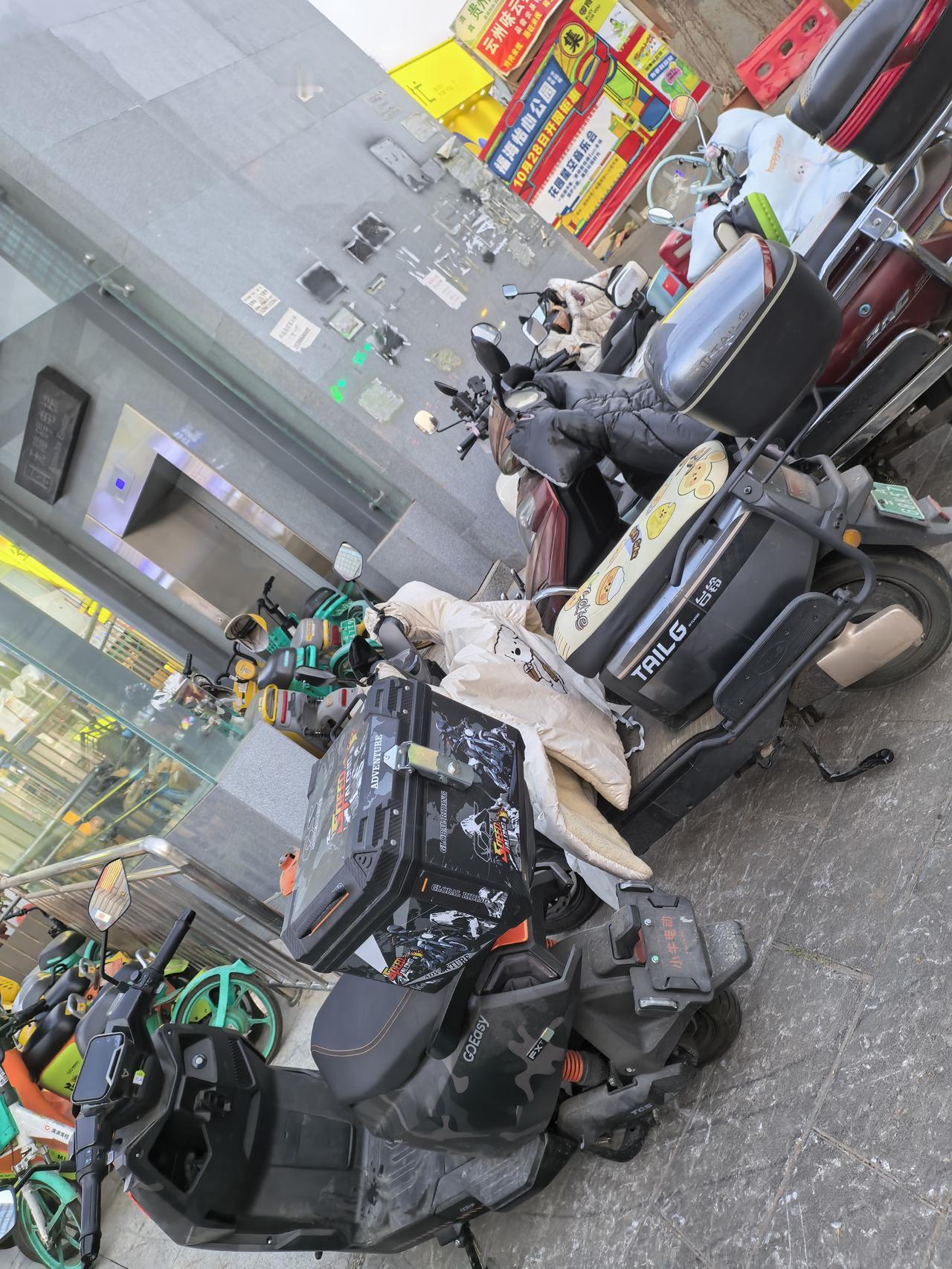 昆明的两个轮子的车是同等人口基数的城市两倍以上了吧！昆明的共享电动车也是一个字“