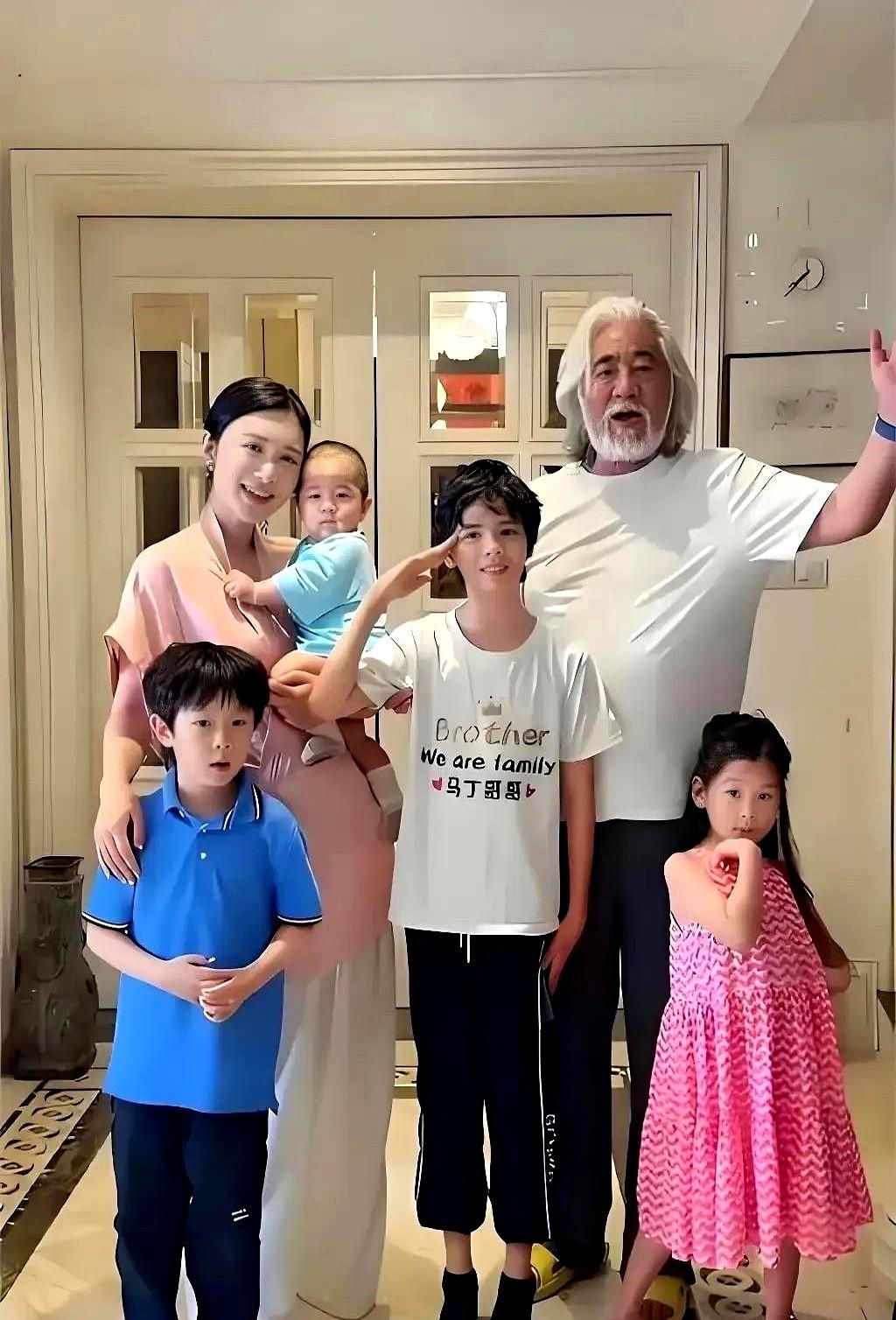 75岁的张纪中，这两天引发了不少讨论。老头特意套上正装跑去参加12岁继子马丁的