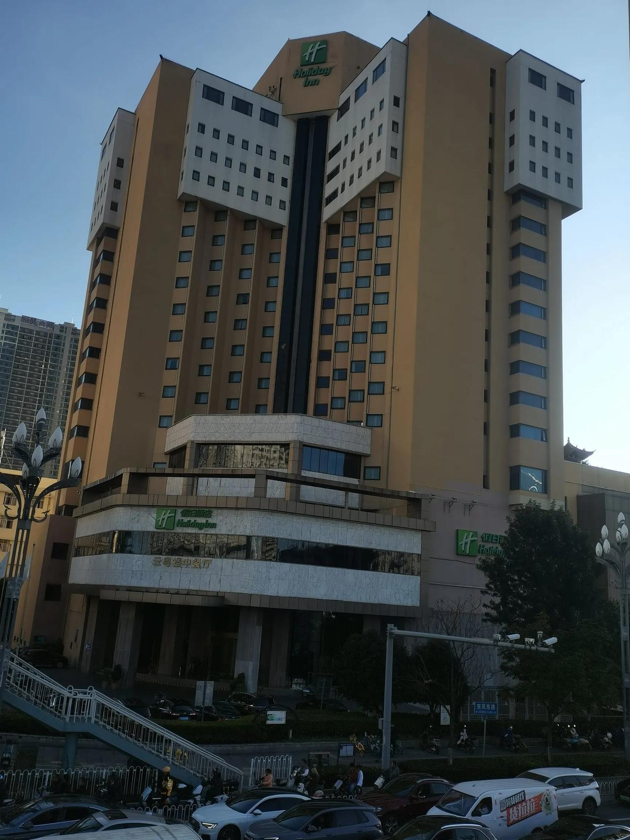 昆明樱花饭店这也算是昆明人记忆中的位置好，比较时间长的一家昆明市中心的老酒店了