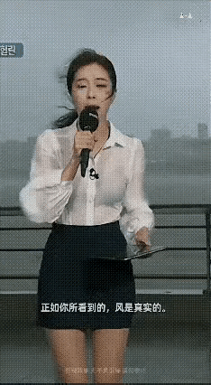 这女记者工作真拼啊，这天气还得直播
