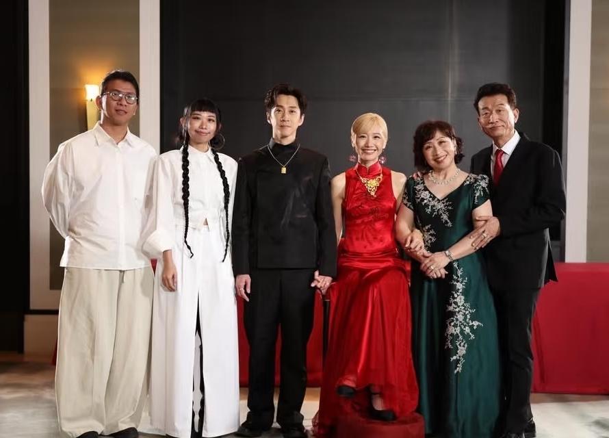 扒开陈汉典Lulu的“金童玉女”外衣，才发现一个是律师的儿子，一个竟是出租车司机